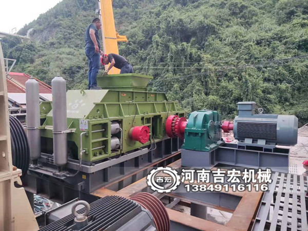 小型石子對(duì)輥機(jī)多少錢一臺(tái),規(guī)格型號(hào)有哪些？