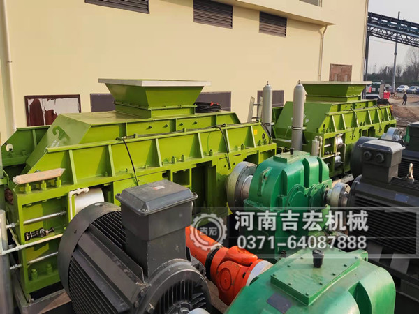 浙江兩臺(tái)對(duì)輥制砂機(jī)安裝調(diào)試現(xiàn)場