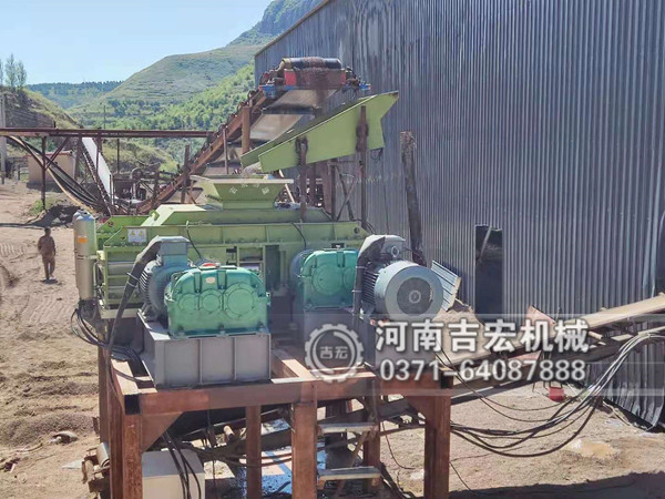 河北1210鵝卵石對輥制砂機生產現(xiàn)場