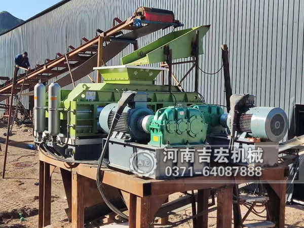 河北1210鵝卵石對輥制砂機生產現(xiàn)場